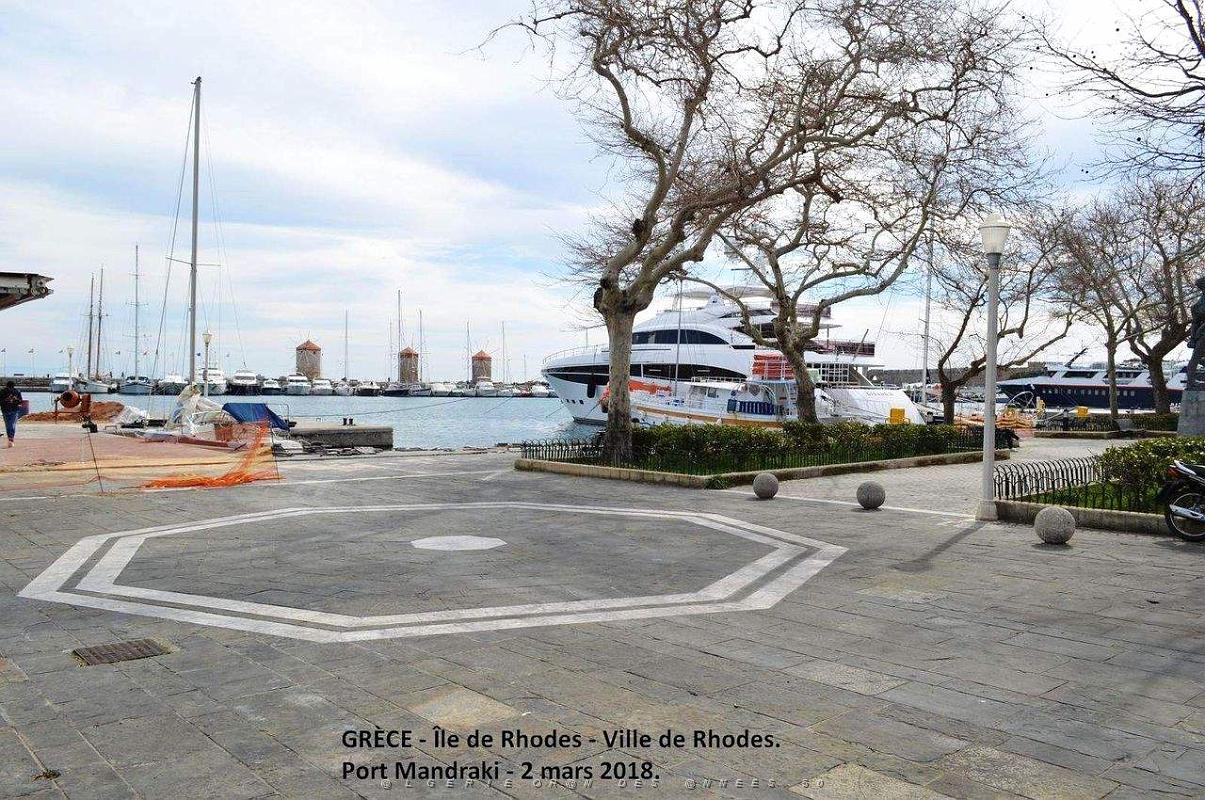009- Rhodes Centre- Port d'honneur.JPG